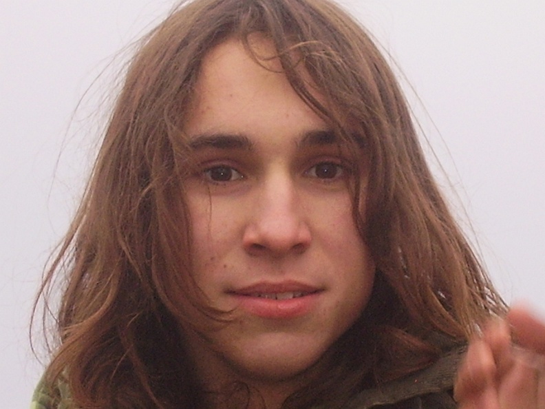 detail_tvari_pan_Michael_Zajicek_v_sve_jamce_stoji_sam.JPG